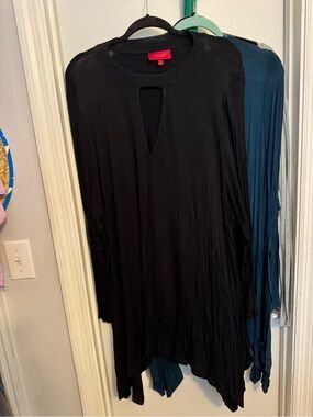 Jennifer Lopez Black Long-Sleeve Keyhole Tunic